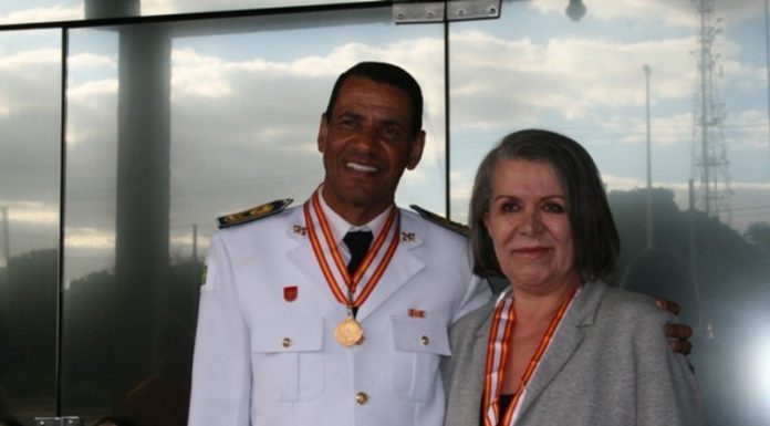 Presidente do TCDF, Marli Vinhadeli, recebe medalha de Honra no Corpo de Bombeiros
