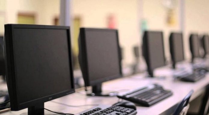 Corte doa computadores para projeto em escolas públicas
