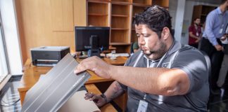 Pessoas com deficiência trabalham na digitalização de processos do TCDF