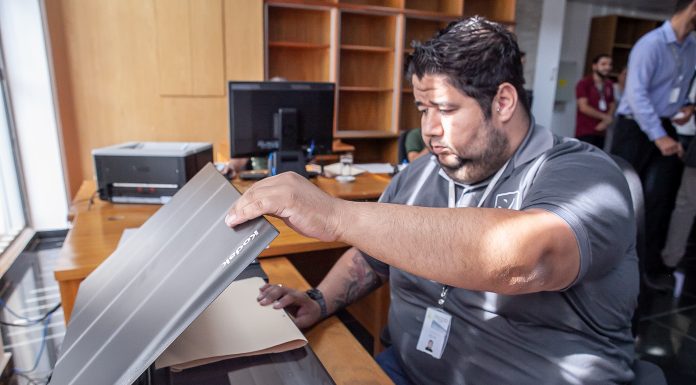 Pessoas com deficiência trabalham na digitalização de processos do TCDF
