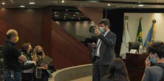 Estudantes visitam Plenário do TCDF e assistem a palestra do Procurador do MPjTCDF Danilo Morais