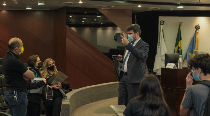 Estudantes visitam Plenário do TCDF e assistem a palestra do Procurador do MPjTCDF Danilo Morais