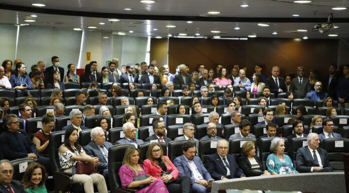 Entrega de comendas marca os 63 anos do TCDF
