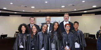 Estudantes do ensino fundamental simulam sessão de julgamento no Plenário do Tribunal de Contas do DF