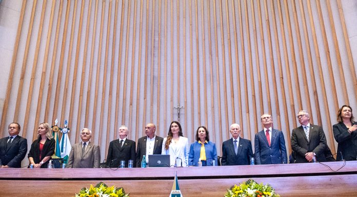 Presidente do TCDF é homenageado na CLDF e defende ampliação da democracia em sessão pelos 65 anos de Brasília