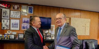 Presidente do TCDF entrega convite ao ministro Gilmar Mendes para Fórum de Direito Público