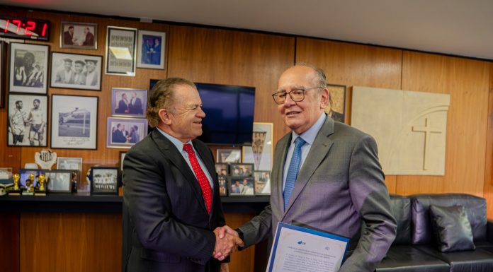 Presidente do TCDF entrega convite ao ministro Gilmar Mendes para Fórum de Direito Público